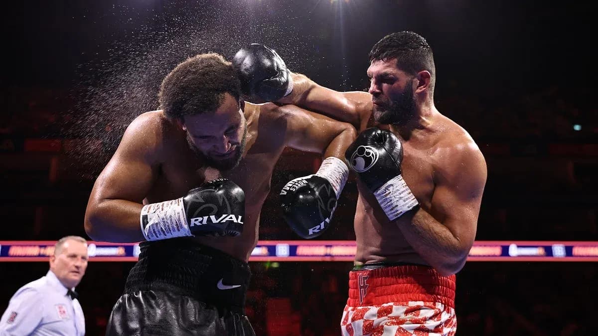 Boxeurs échangeant des coups dans le ring
