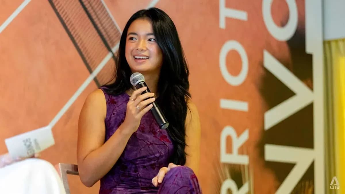 Femme parlant dans un microphone lors d'un événement