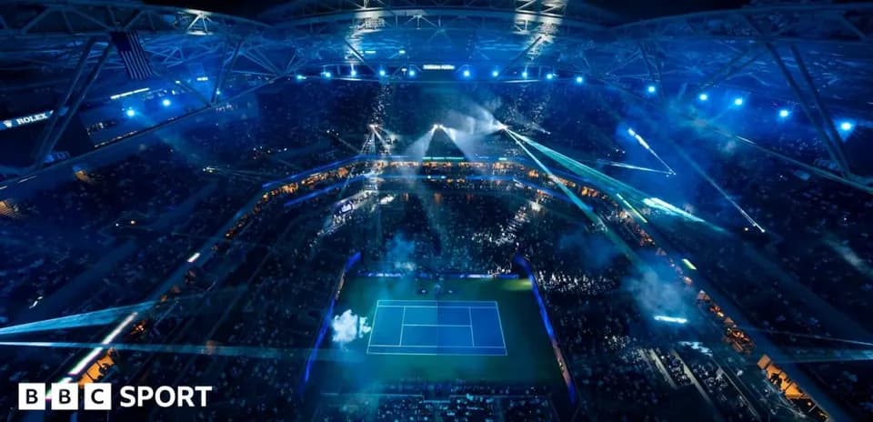 Vue aérienne d'un match de tennis en soirée
