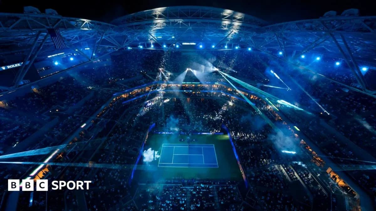 Vue aérienne d'un match de tennis en soirée