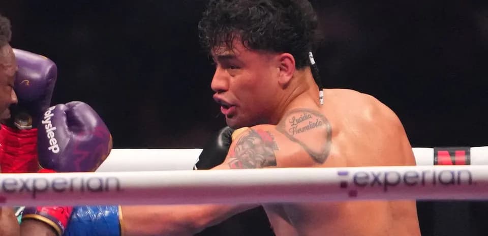 Boxeur esquivant un coup dans le ring