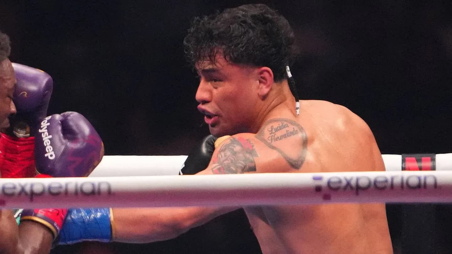 Boxeur esquivant un coup dans le ring