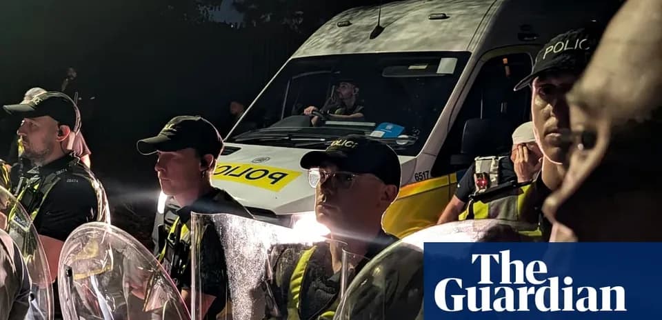 Groupe de policiers avec des boucliers et un véhicule