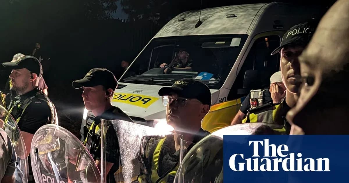 Groupe de policiers avec des boucliers et un véhicule