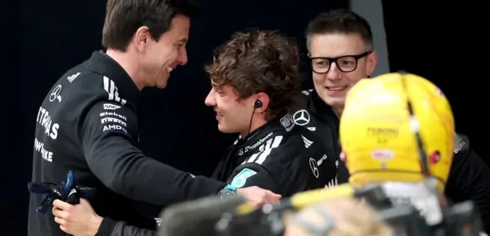 Équipe Mercedes célébrant avec un pilote sur le podium