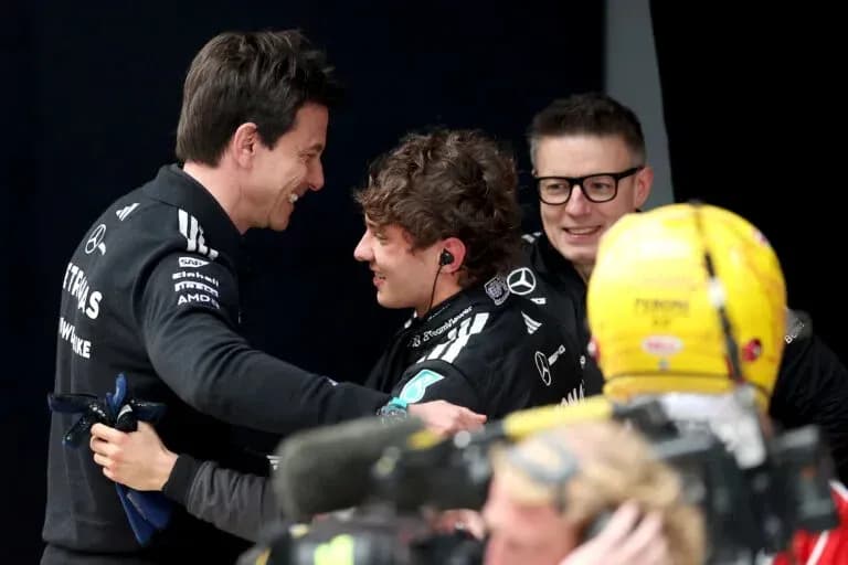Équipe Mercedes célébrant avec un pilote sur le podium