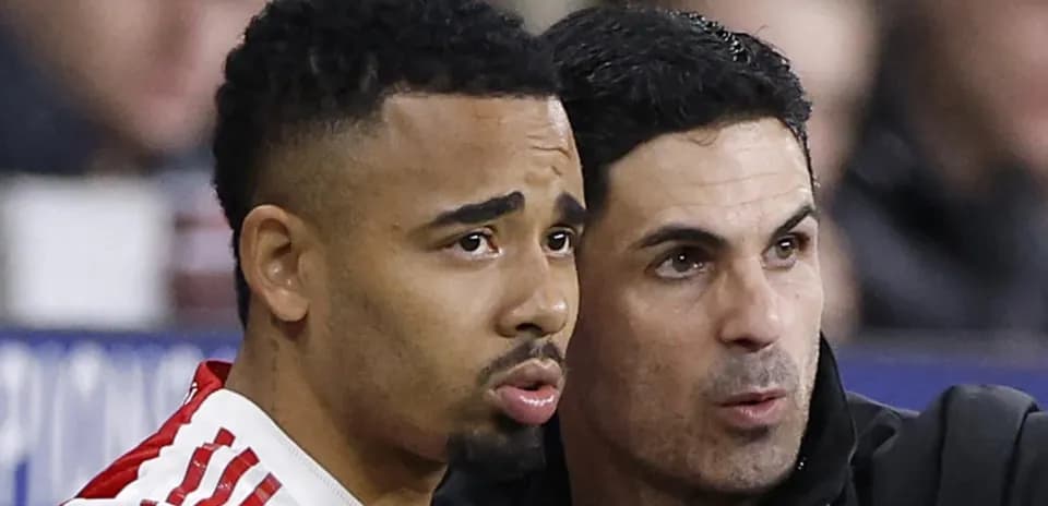 Joueur et entraîneur discutant lors du match