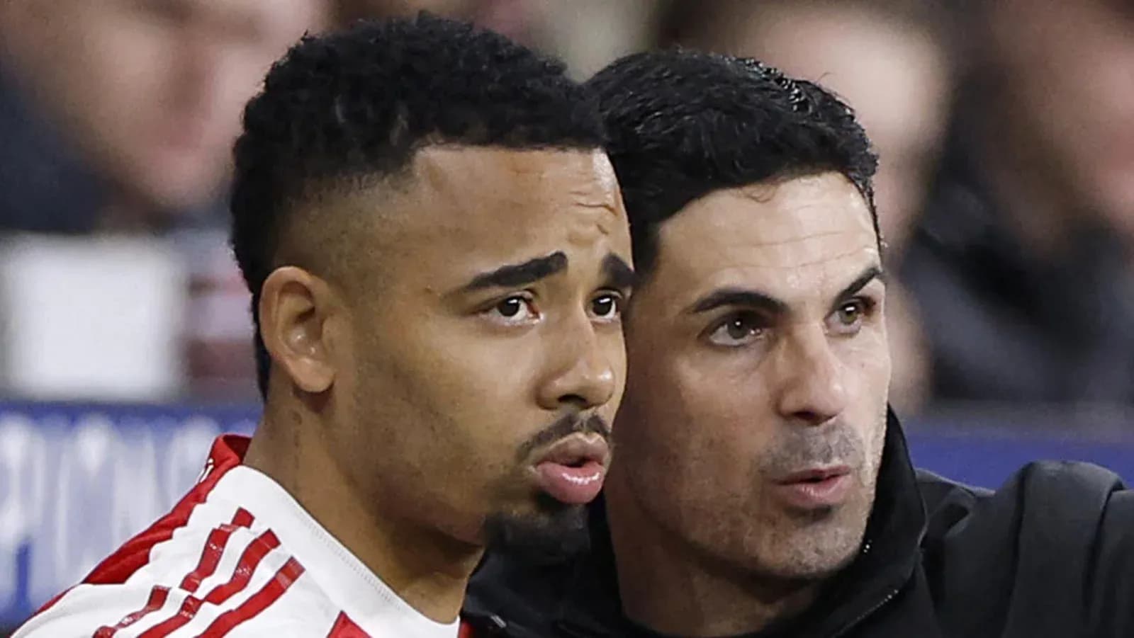 Joueur et entraîneur discutant lors du match