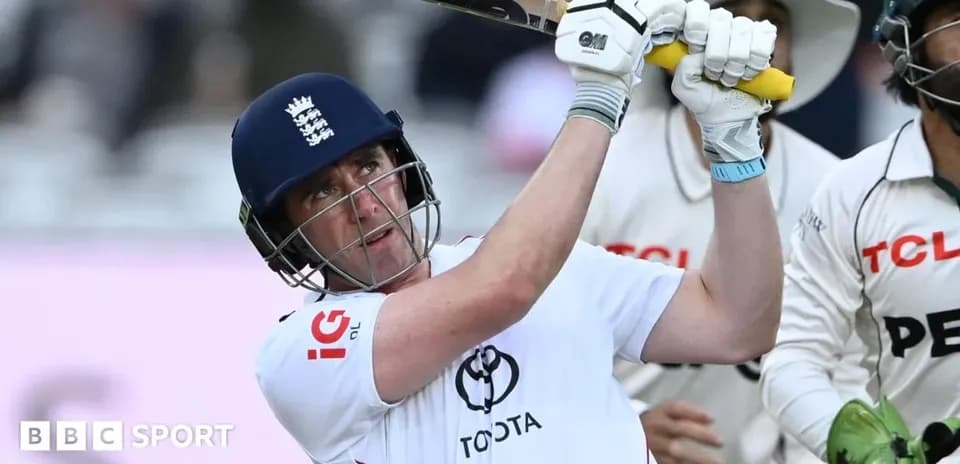 Joueur de cricket frappant la balle au-dessus de la tête