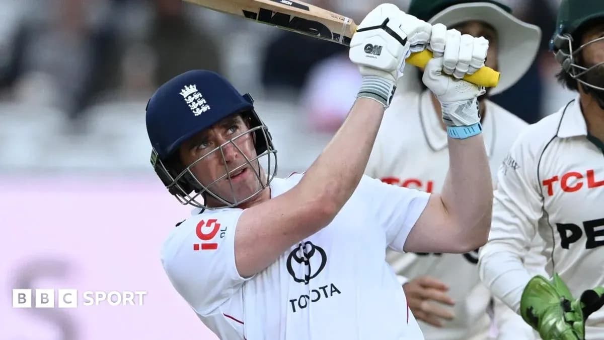 Joueur de cricket frappant la balle au-dessus de la tête