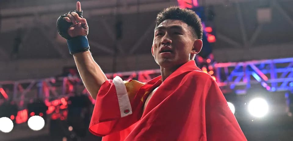 Boxeur célébrant avec un drapeau après le match