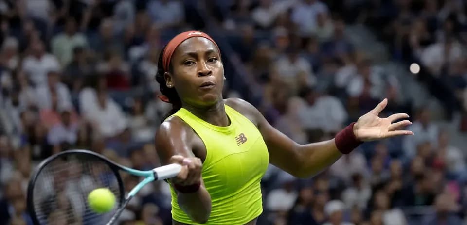Joueuse de tennis frappant la balle sur le court