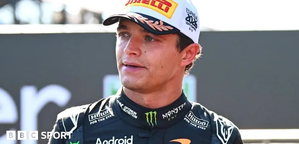 Pilote de Formule 1 portant une casquette et un uniforme