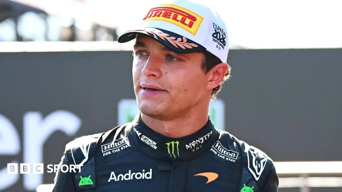 Pilote de Formule 1 portant une casquette et un uniforme