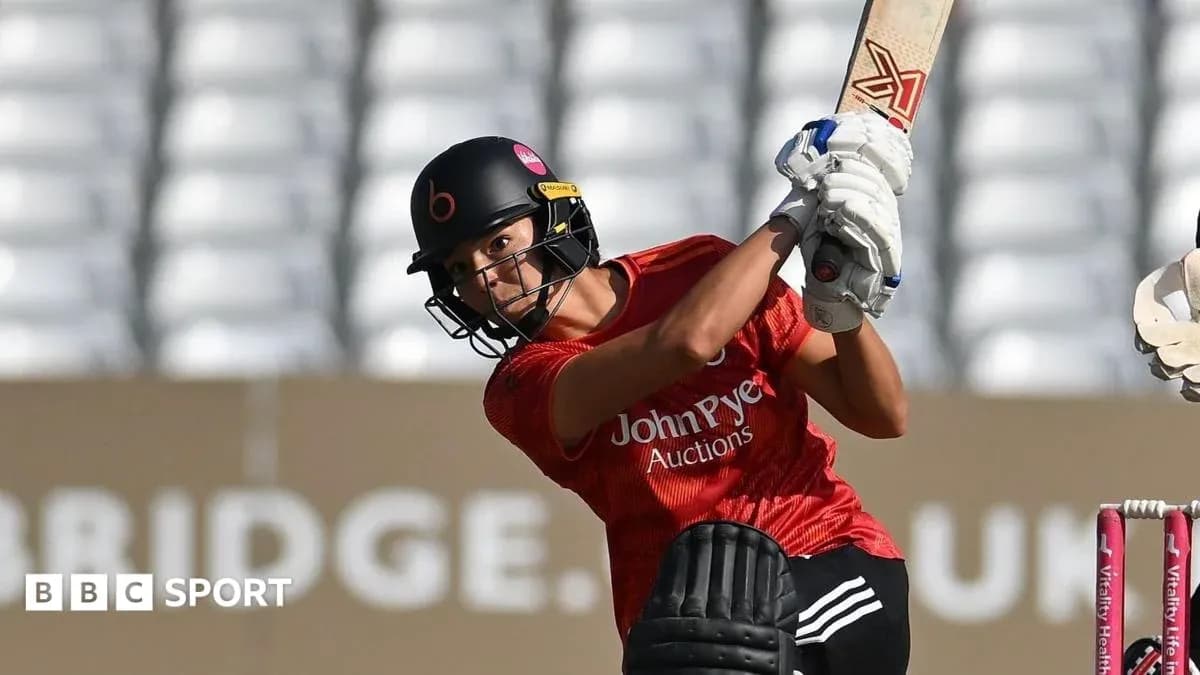 Joueuse de cricket frappant la balle à l'entraînement