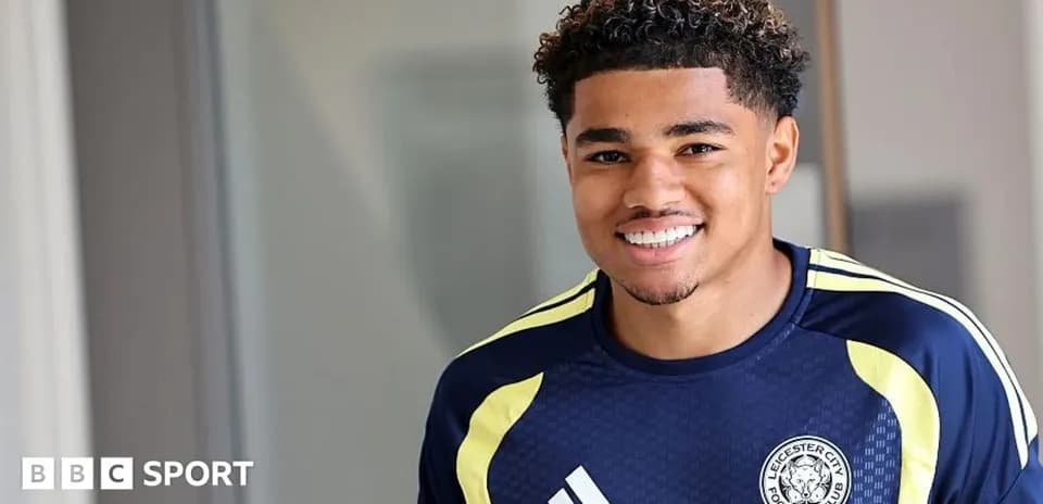Joueur souriant en tenue de Leicester City