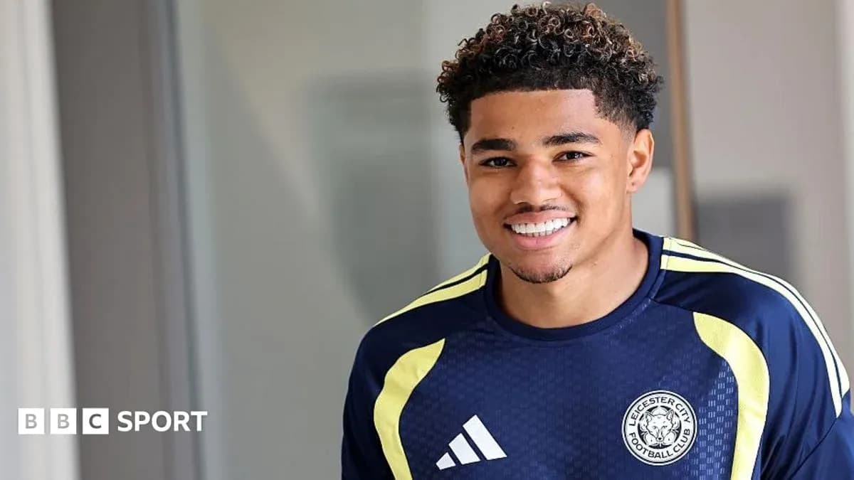 Joueur souriant en tenue de Leicester City