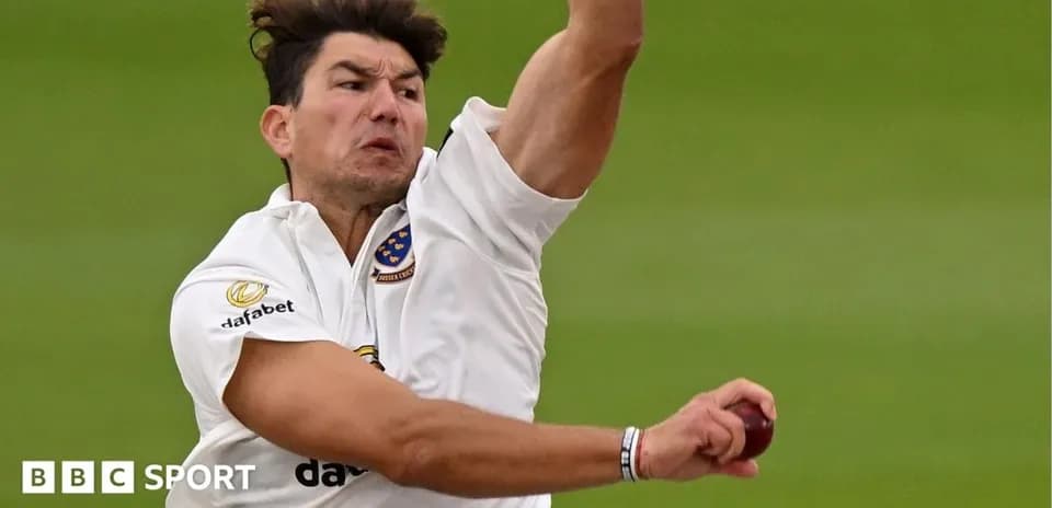 Joueur de cricket lançant la balle sur le terrain