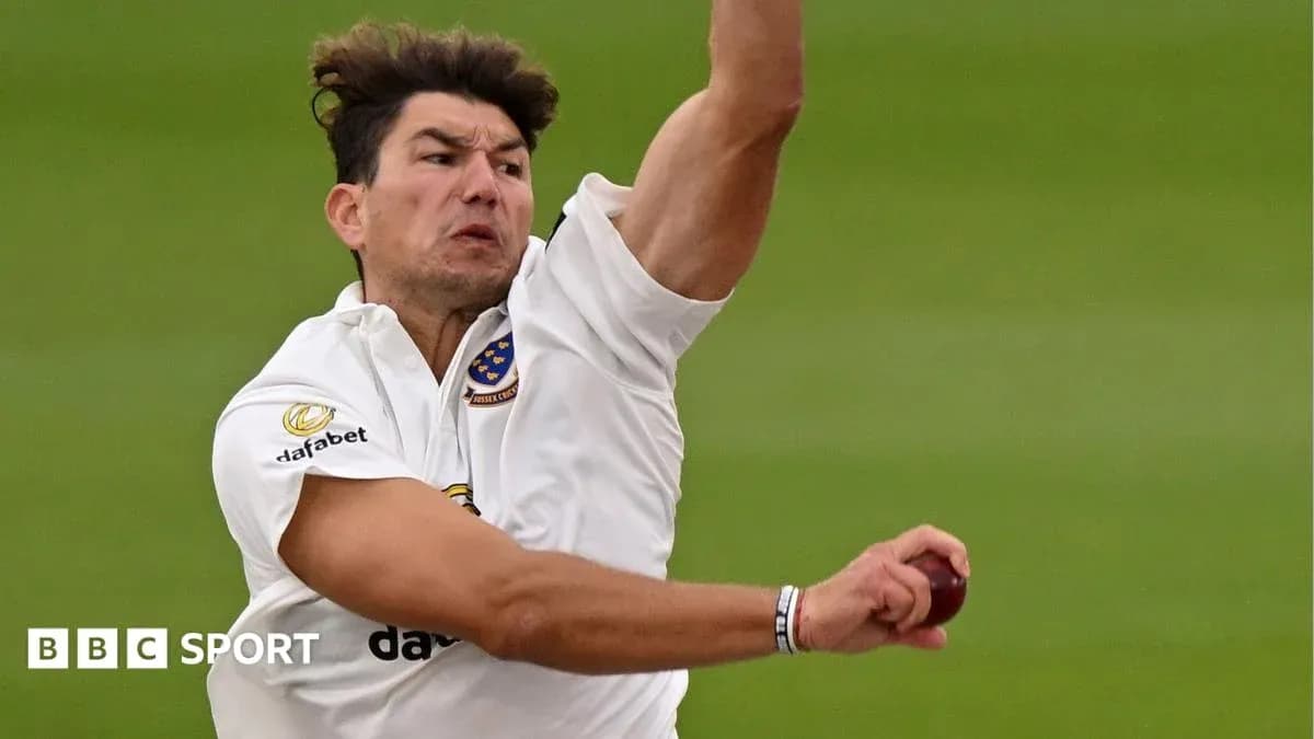 Joueur de cricket lançant la balle sur le terrain