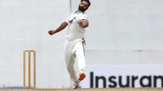 Joueur de cricket lançant la balle sur le terrain