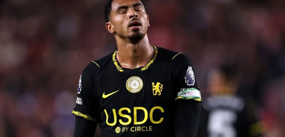 Joueur de Chelsea avec le maillot noir sur le terrain