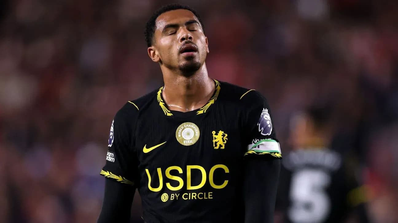 Joueur de Chelsea avec le maillot noir sur le terrain