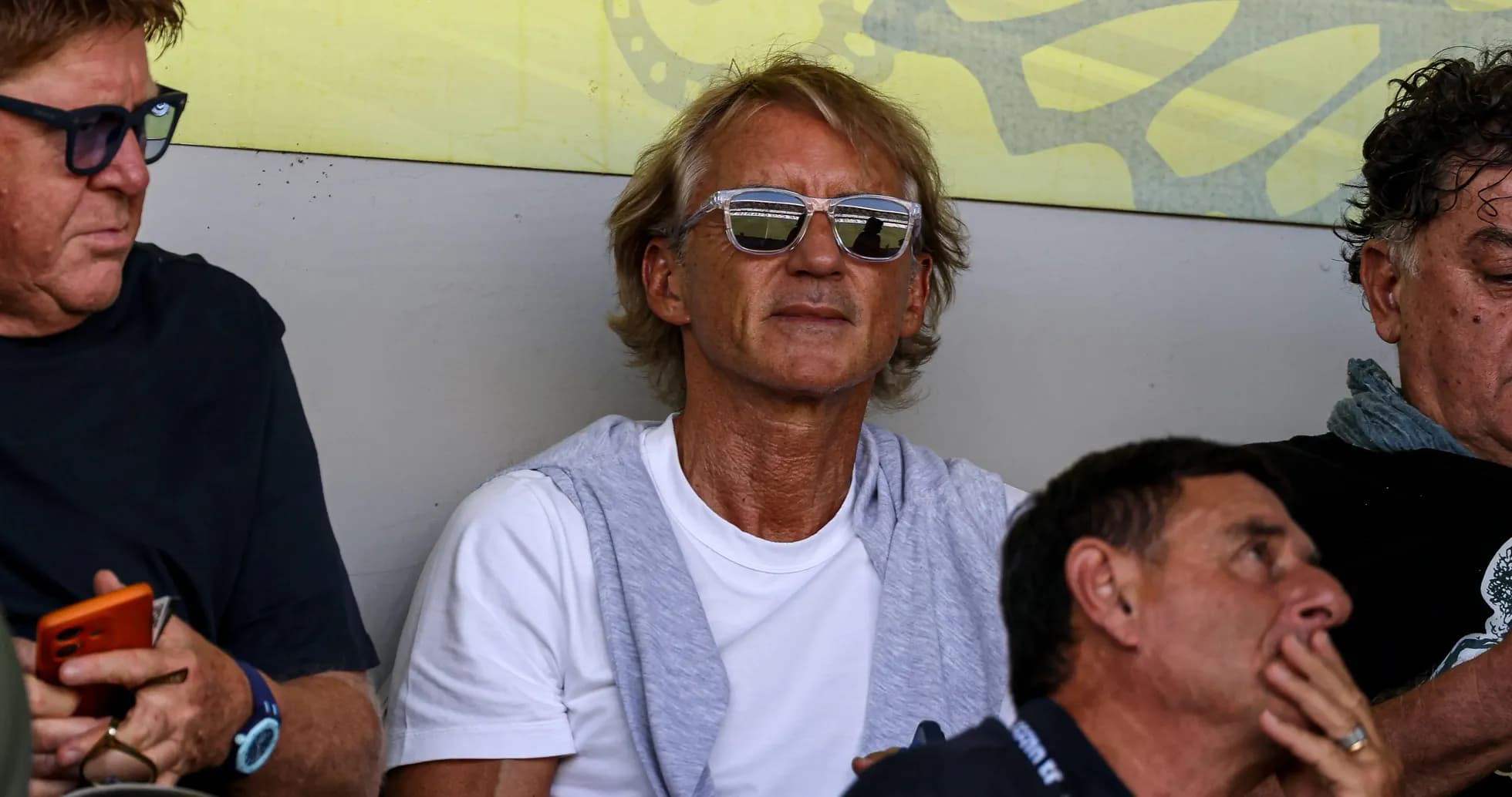 Homme avec des lunettes de soleil dans une tribune