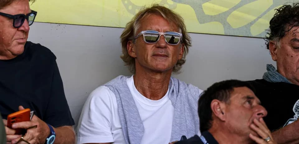 Homme avec des lunettes de soleil dans une tribune