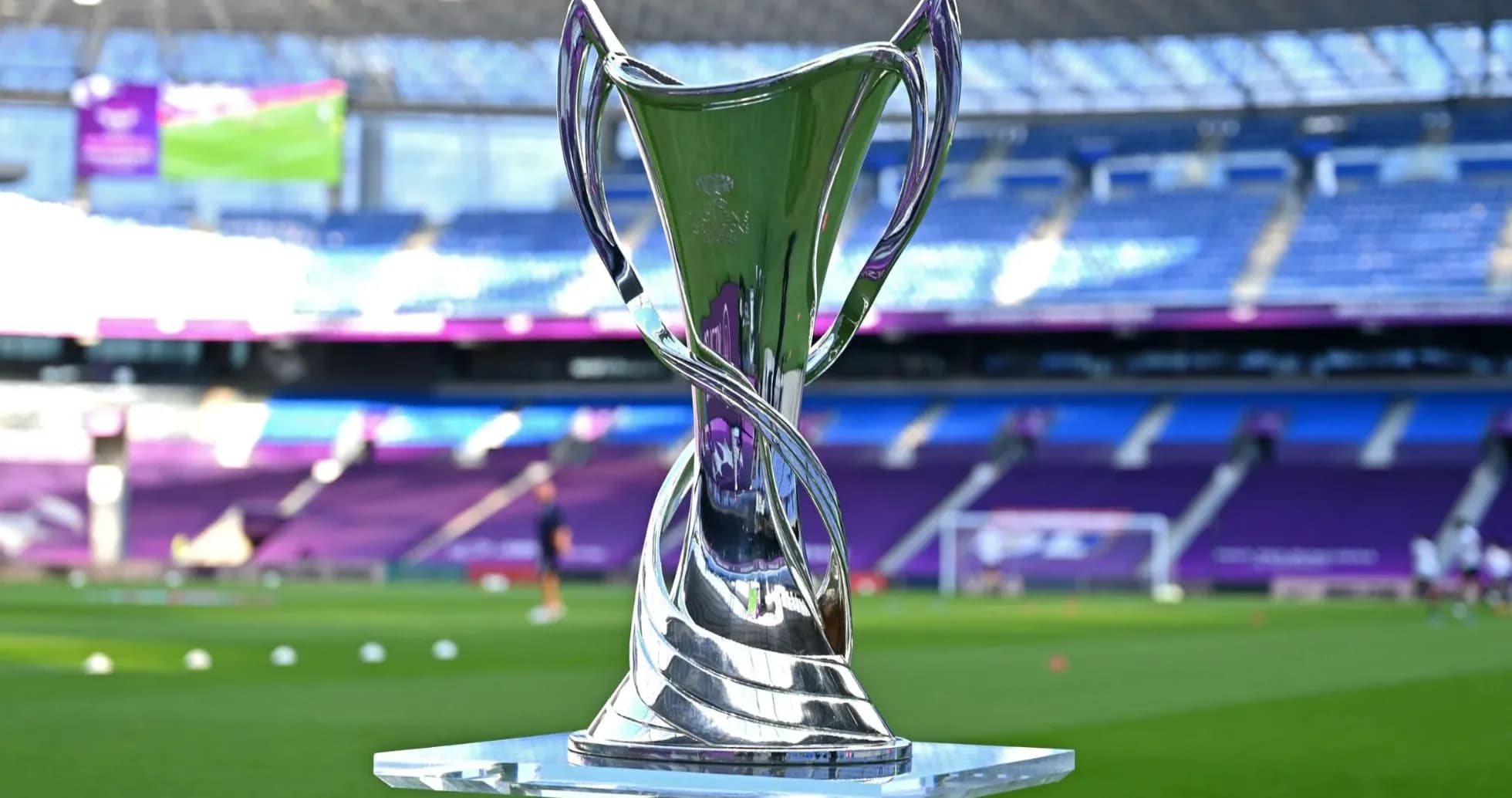 Trophée en argent sur le terrain de football