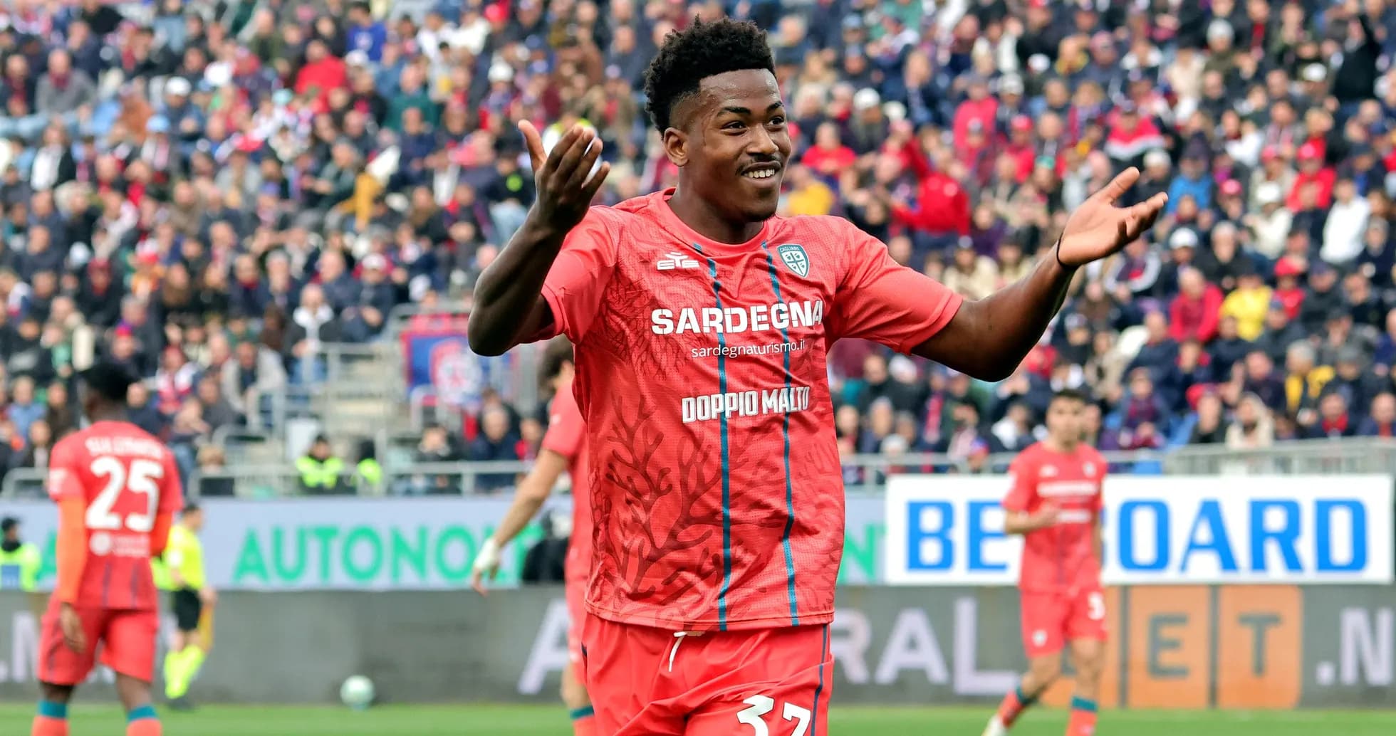Joueur célébrant un but lors d'un match de football