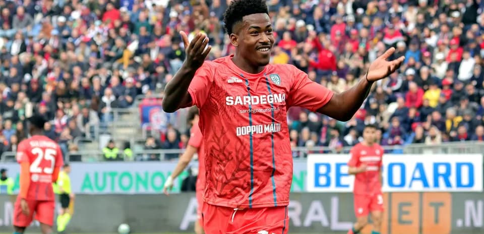 Joueur célébrant un but lors d'un match de football