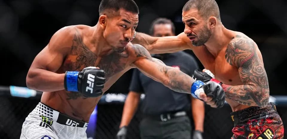 Deux combattants s'affrontant dans l'octogone UFC