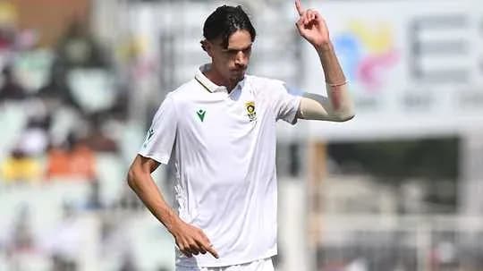 Joueur levant le doigt en célébration sur le terrain