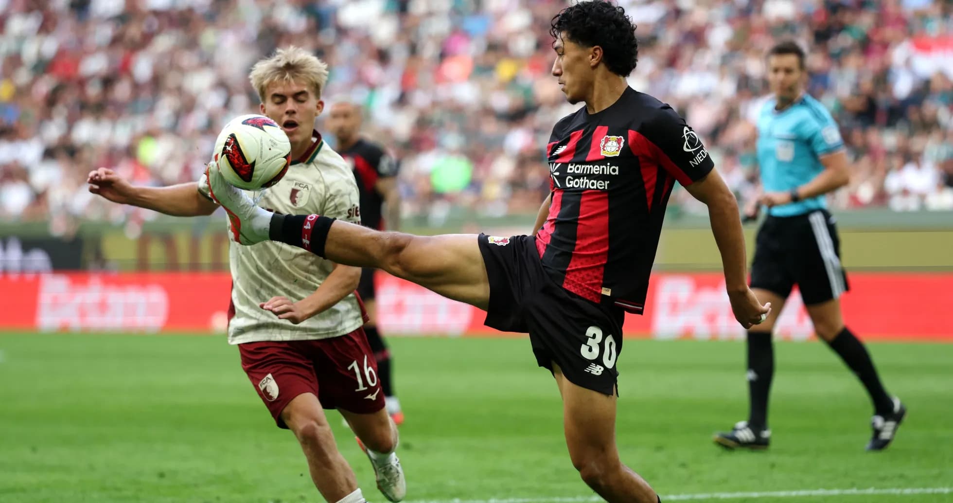 Joueur de Bayer 04 Leverkusen en action pendant le match