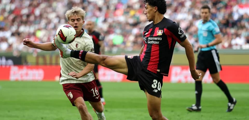 Joueur de Bayer 04 Leverkusen en action pendant le match