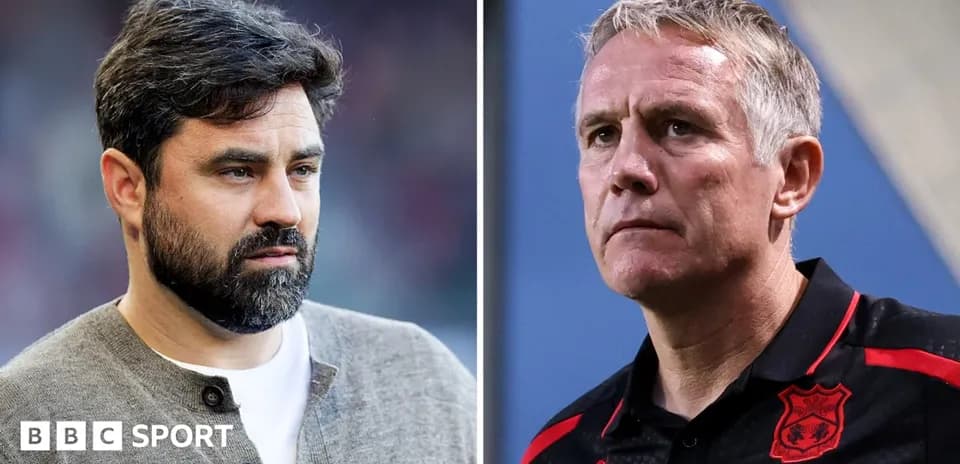 Deux entraîneurs observant un match depuis le bord du terrain