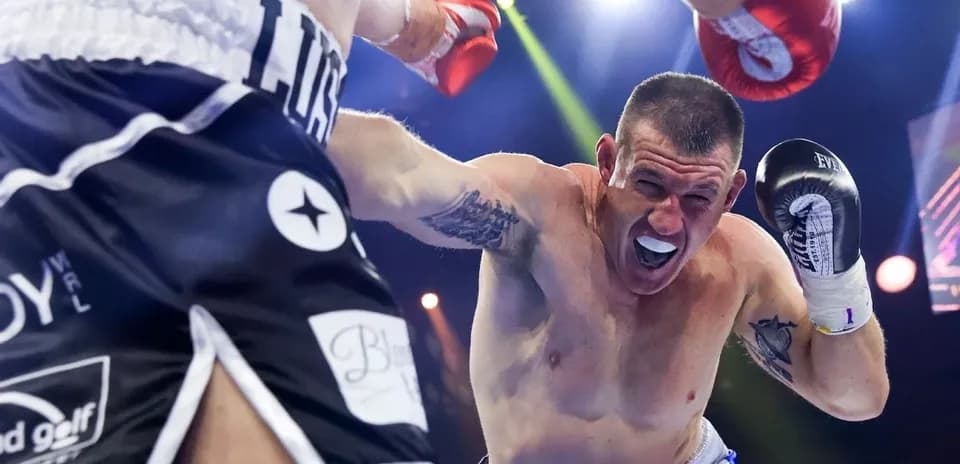 Boxeur attaquant avec un coup de poing au ring