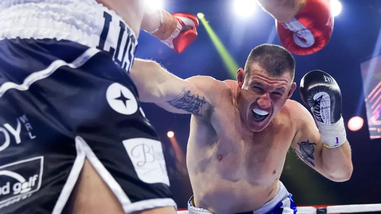 Boxeur attaquant avec un coup de poing au ring