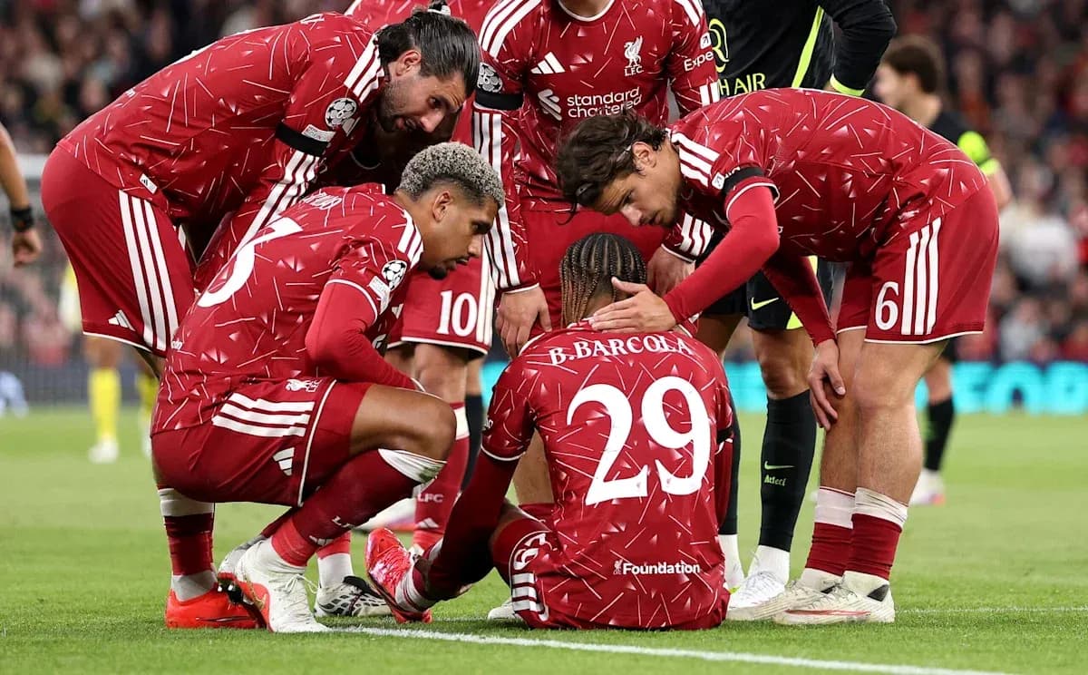 Joueurs de Liverpool entourant un coéquipier blessé