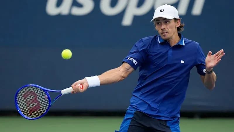 Joueur de tennis frappant une balle au US Open