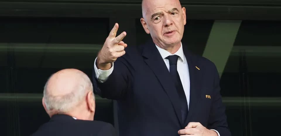 Homme en costume parlant avec un geste de la main