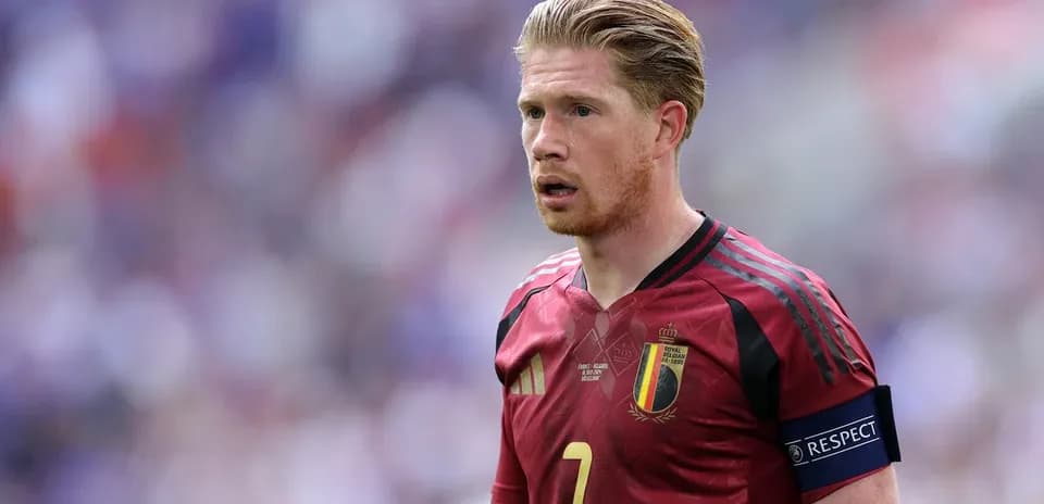 Joueur belge portant le maillot rouge sur le terrain