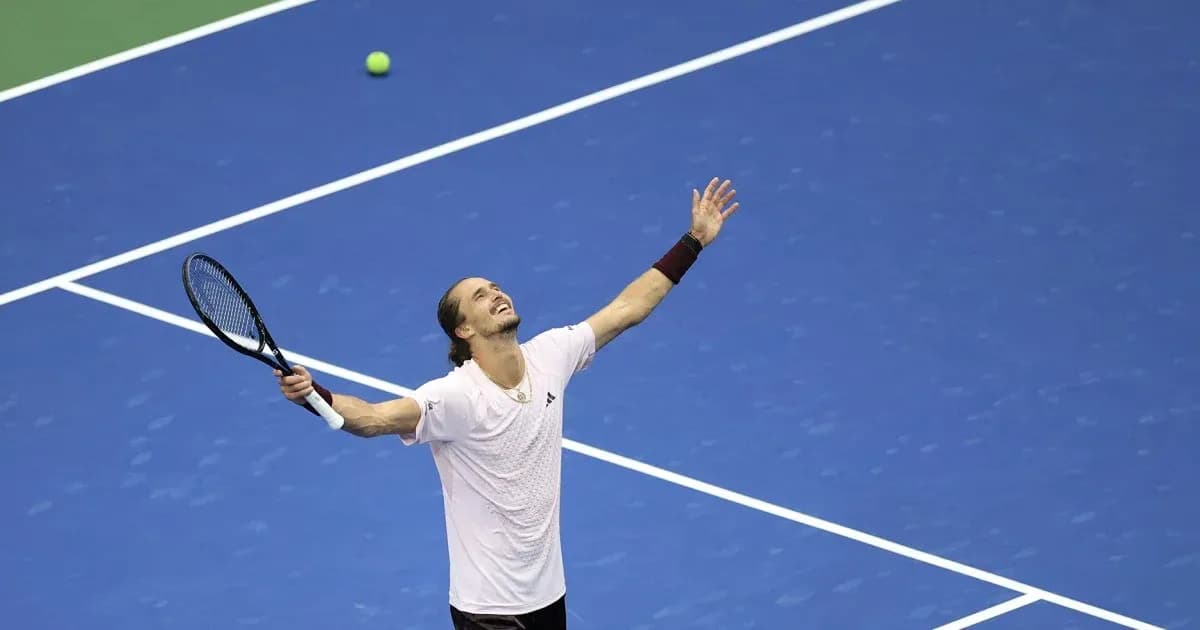 Joueur levant les bras sur un court de tennis