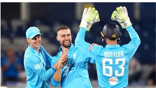 Joueurs d'Angleterre célébrant un wicket au cricket