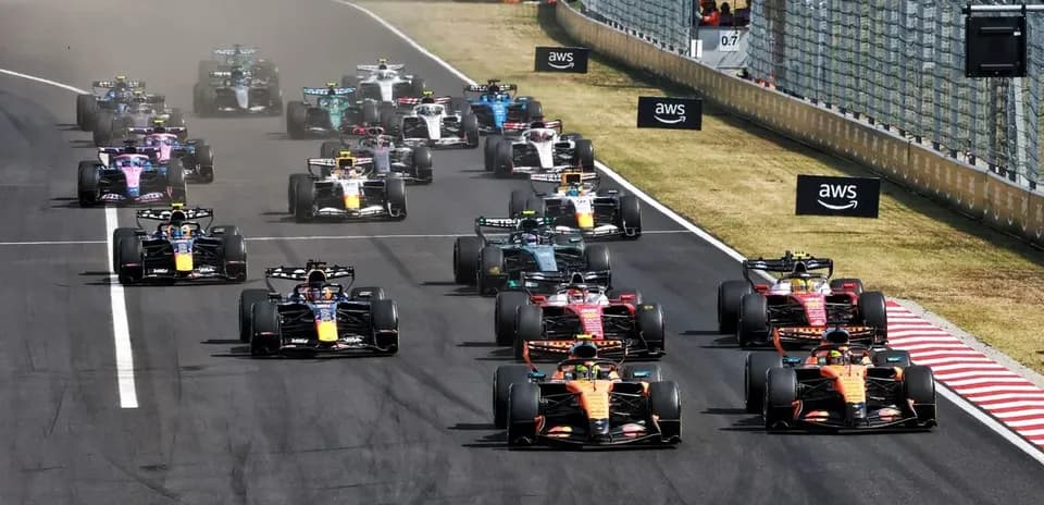 Voitures de F1 en course sur circuit