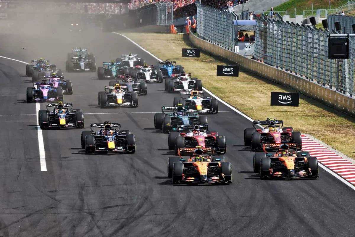 Voitures de F1 en course sur circuit