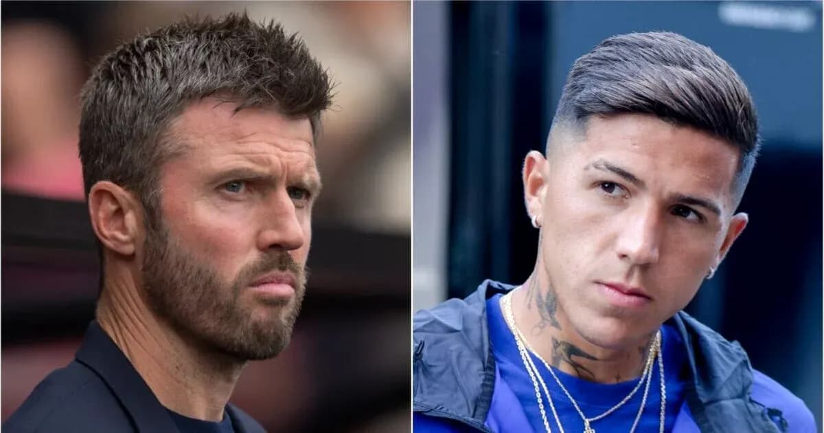 Deux hommes regardant dans des directions opposées