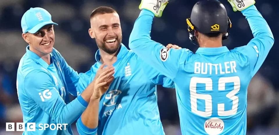 Joueurs anglais célébrant une prise lors d'un match