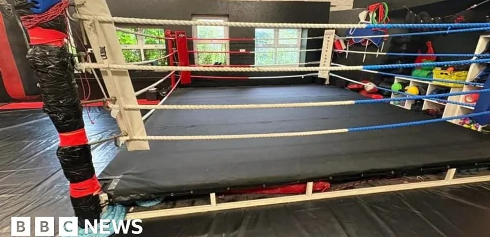 Ring de boxe vide avec équipements à proximité