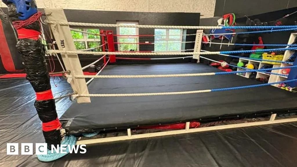 Ring de boxe vide avec équipements à proximité